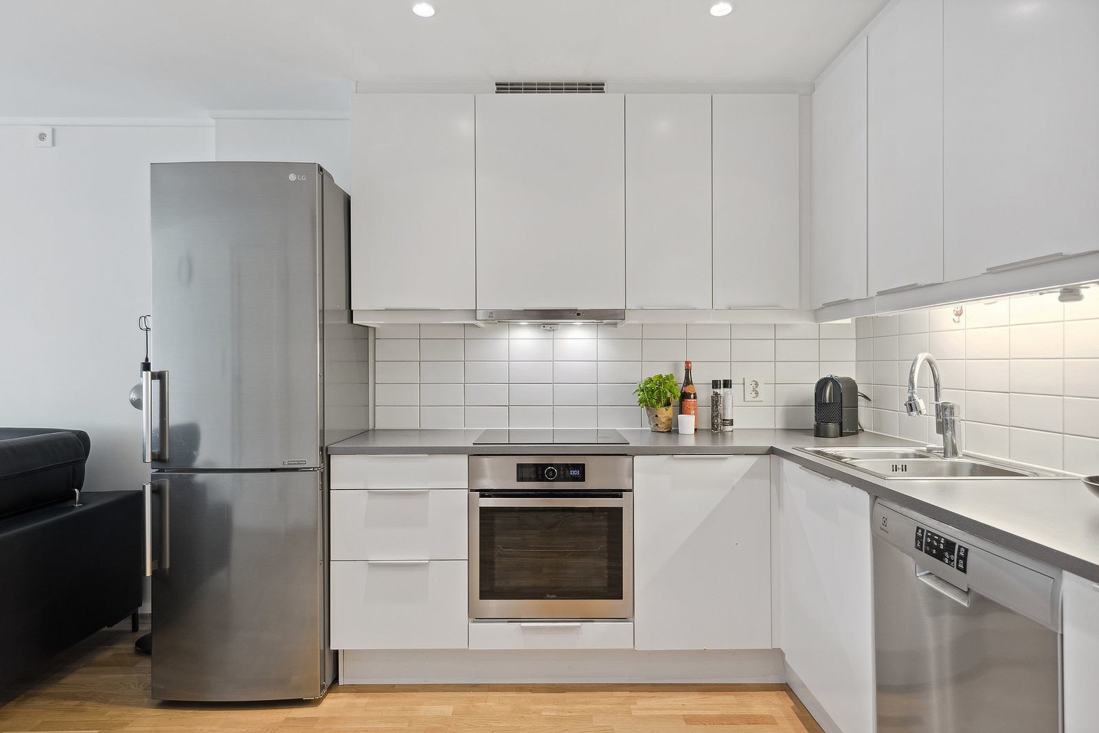 Innredning med mekanisk avtrekksvifte, kombiskap og opplegg for oppvaskmaskin. Det er integrert platetopp og stekeovn. Galleribilde