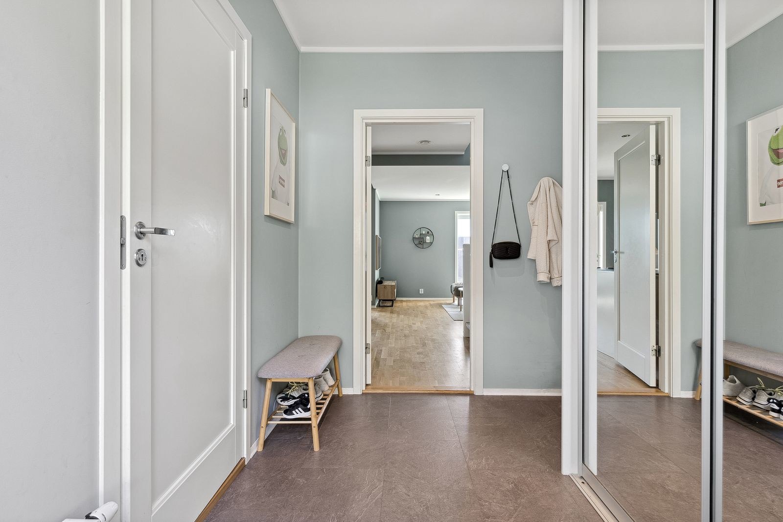 Innbydende entré som gir et godt inntrykk av hva boligen har å by på. Galleribilde