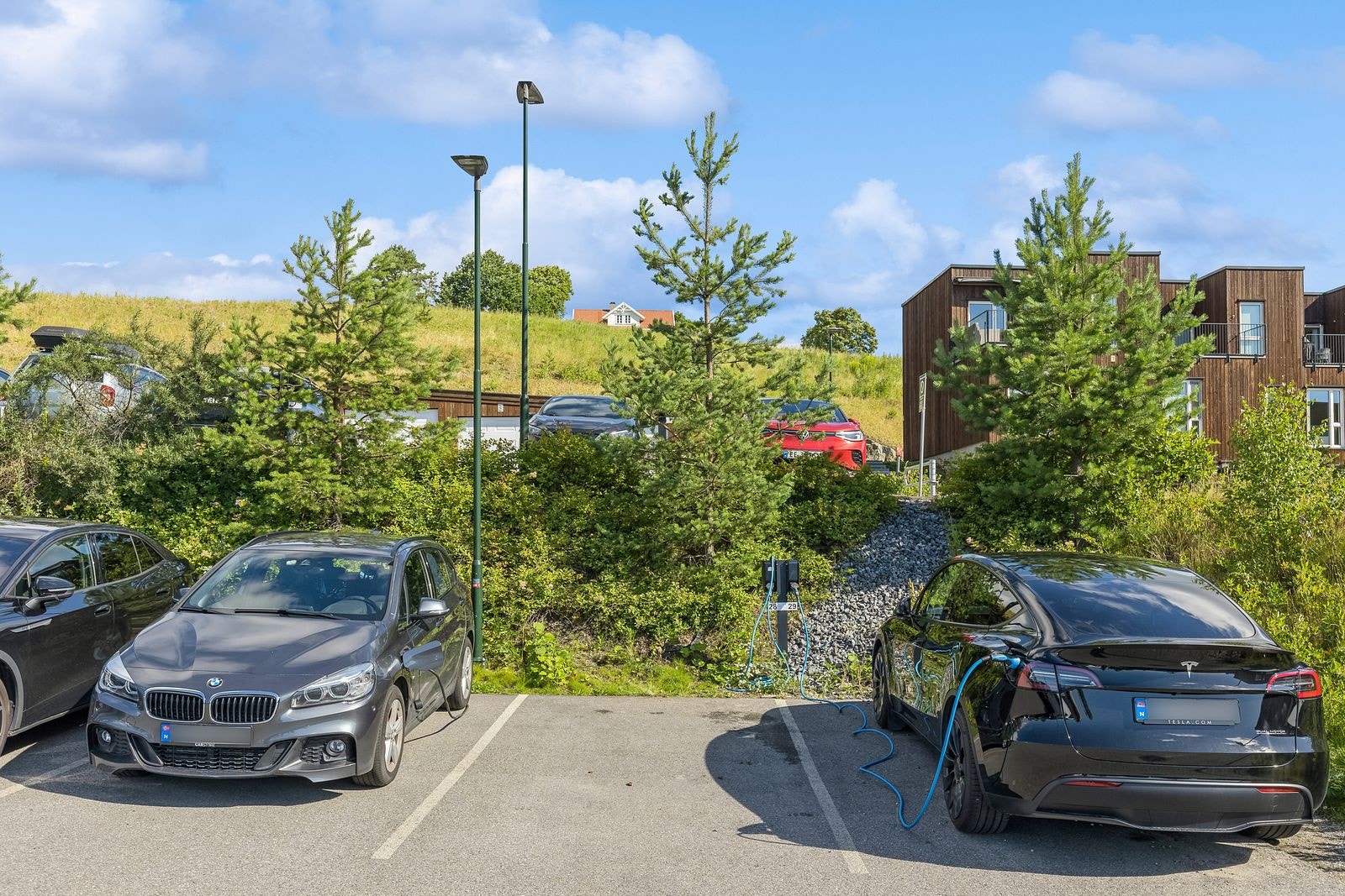 2 parkeringsplasser med kontakt for lading av elbil på begge plassene. Galleribilde