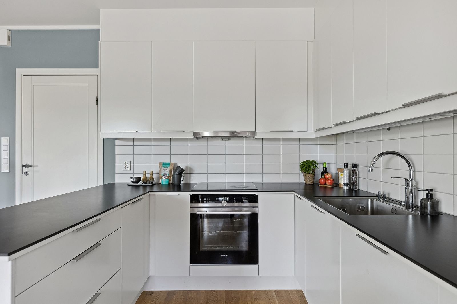 Lekker kjøkkeninnredning fra Norema med glatte laminerte fronter og laminert benkeplate. Galleribilde