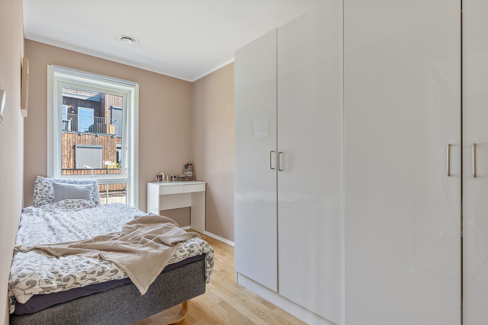 Soverom 2 er malt i delikate farger og har en romslig garderobe. Galleribilde