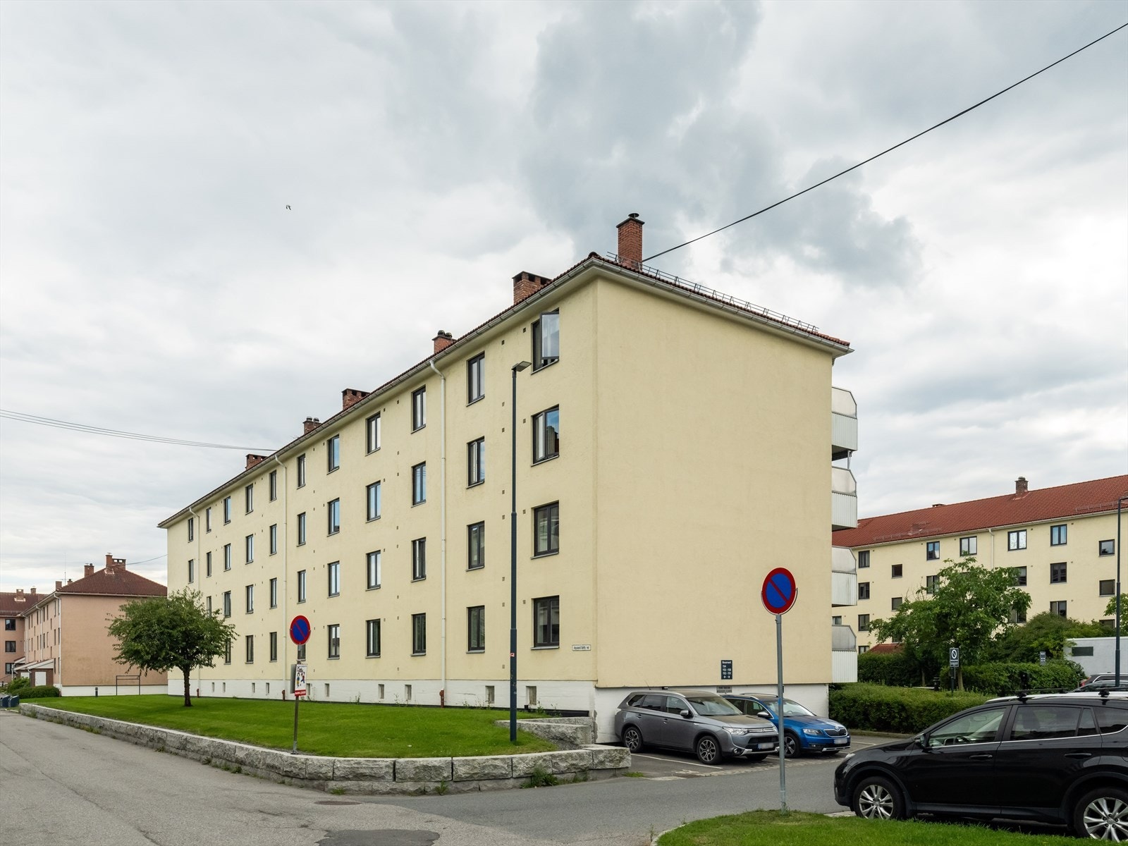 Borettslaget har parkeringsplasser som leies ut etter ventelister via styret. Det er plasser med og uten ladestasjon, med motorvarmer eller gjesteparkering for elbil. Galleribilde