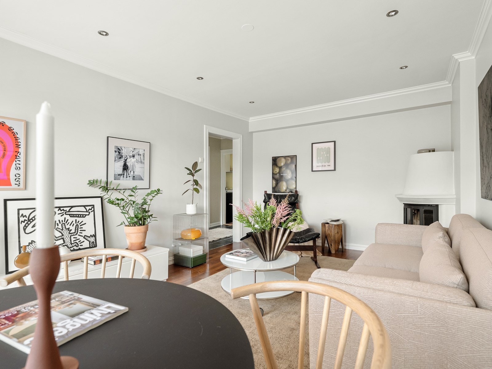 Leiligheten er malt i lyse fargetoner og har et pent parkettgulv, samt downlight i himling. Galleribilde