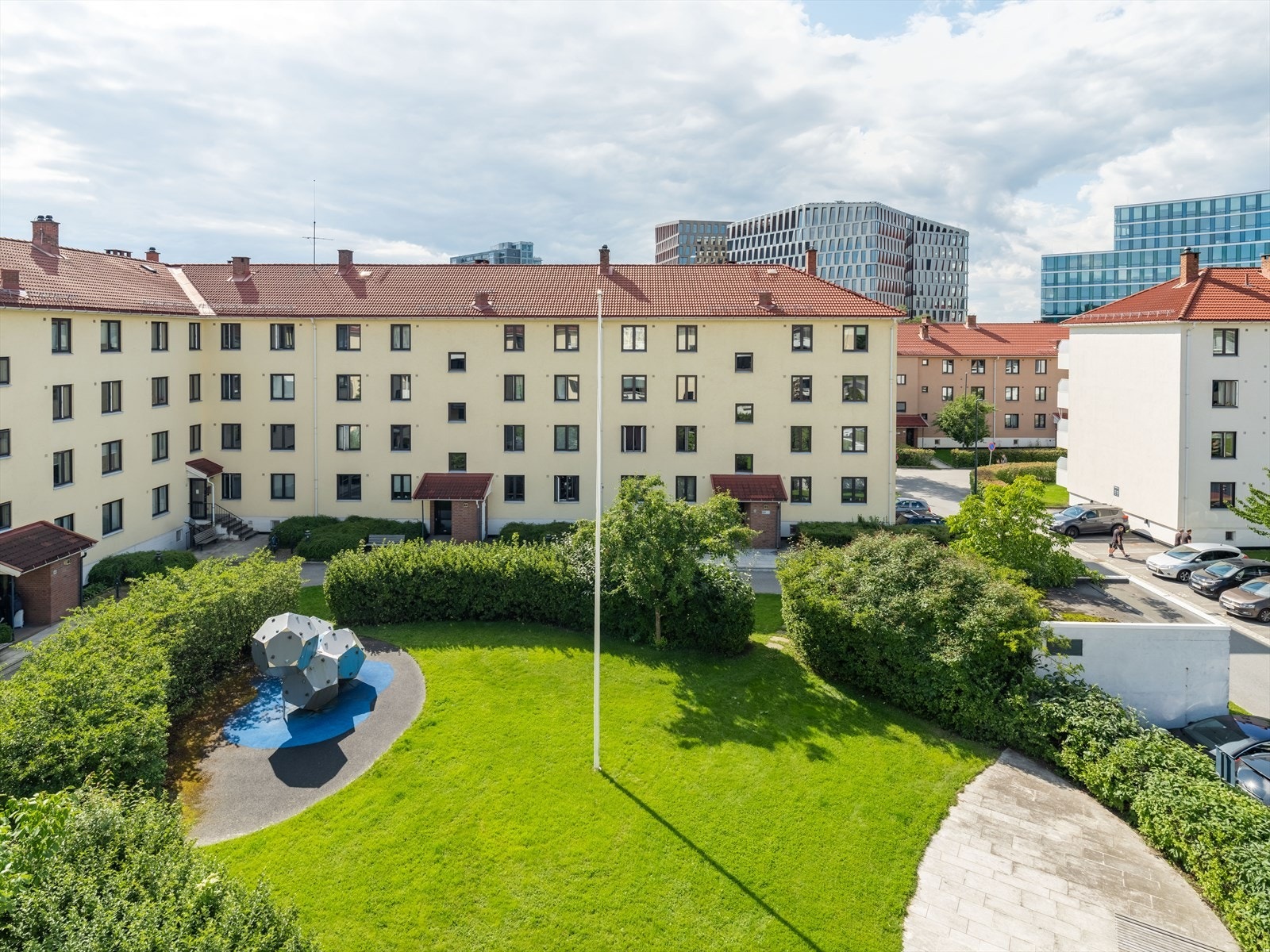 God intern beliggenhet midt i borettslaget med utsikt til flotte og grønne fellesområder. Galleribilde
