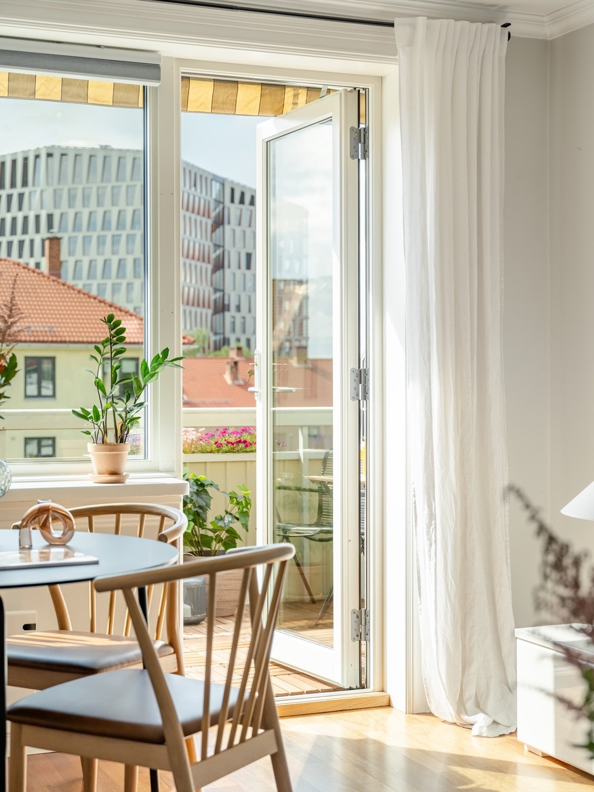 Fra stuen er det utgang til balkong som er en fin forlengelse av rommet. Galleribilde