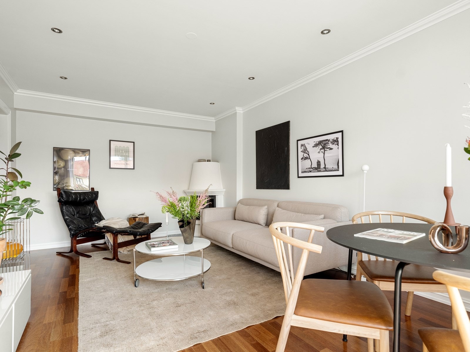 Et sosialt og hyggelig rom med plass til å invitere venner og familie til hyggelige sammenkomster. Galleribilde