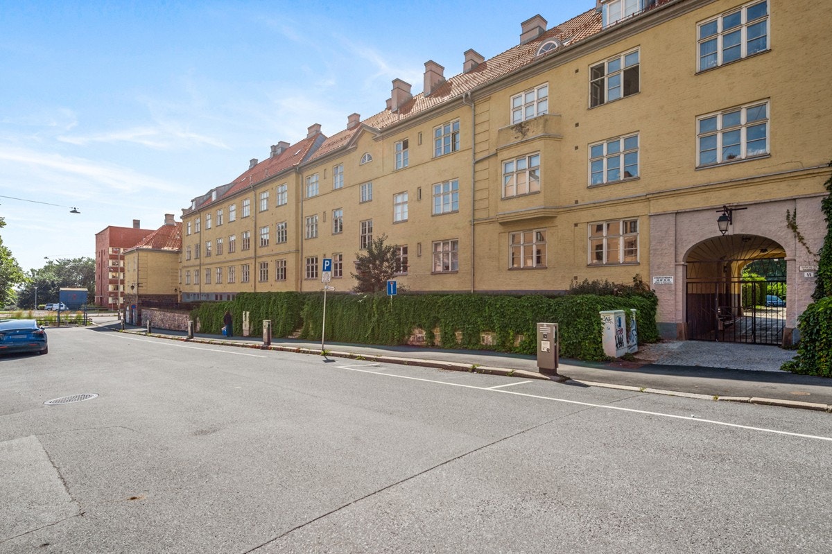 Pen bygård beliggende super sentralt med alt du trenger i hverdagen en liten spasertur unna. Galleribilde