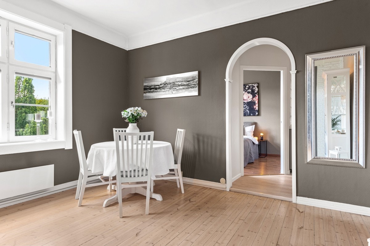 Stuen har rikelig plass for sofagruppe, tv og spisebord. Galleribilde
