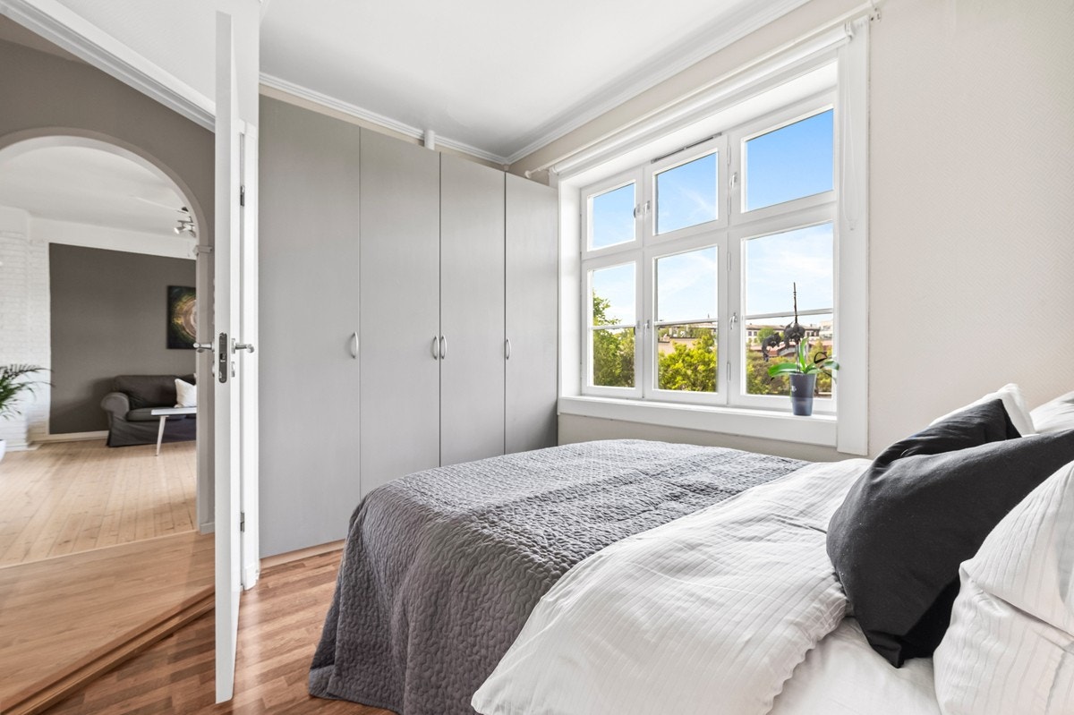 Rommet er utstyrt med stor garderobe over hele den ene veggen Galleribilde