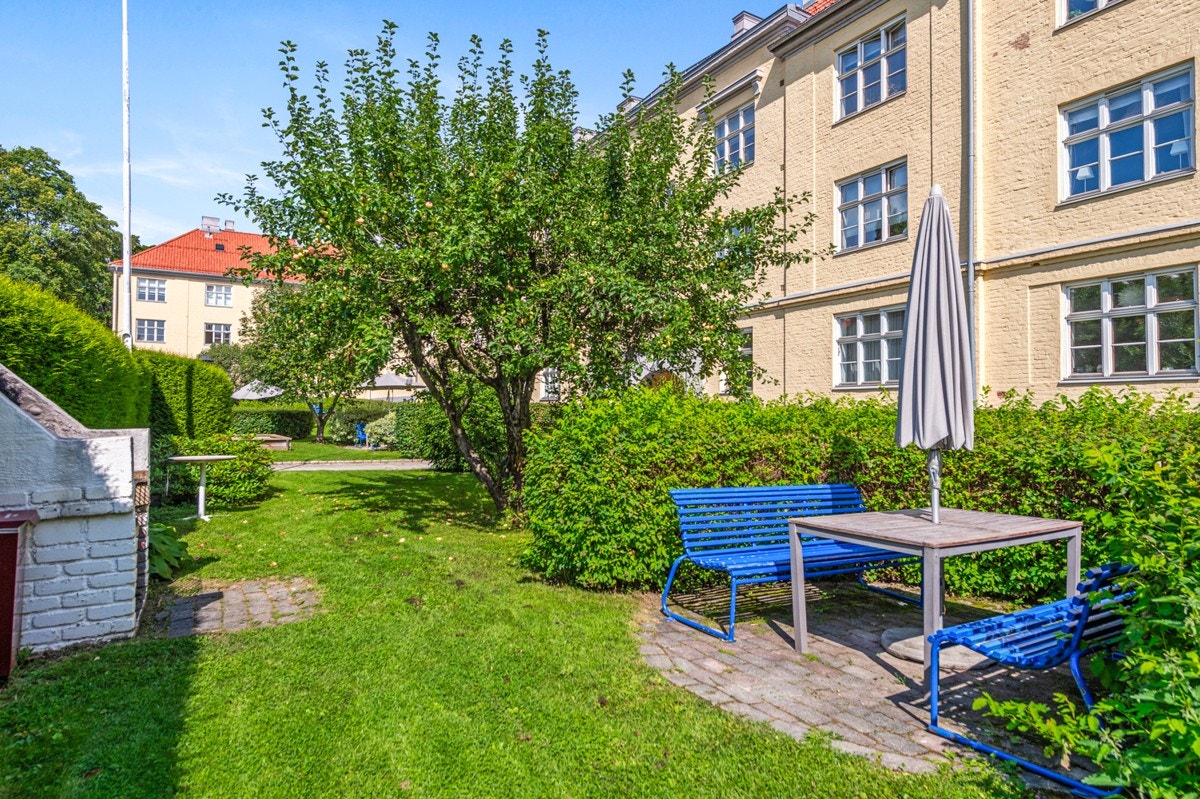 Fellesområdet er utstyrt med sittegrupper og grill Galleribilde