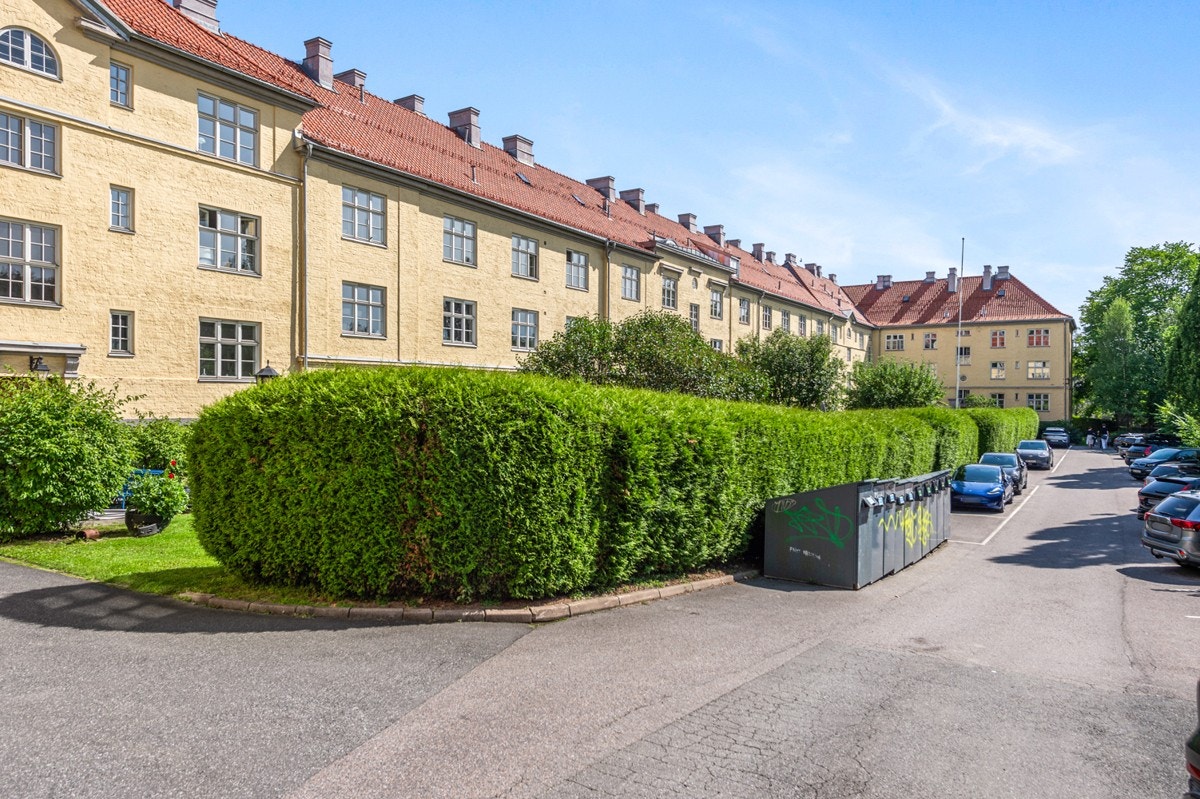 Borettslaget har 36 parkeringsplasser som leies ut etter venteliste. Pt. er det 3 stk på ventelisten. Galleribilde