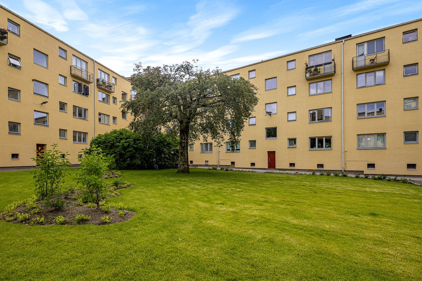 Trær, bed, sittegrupper, solstoler og dyrkekasser finner du i hagen vår! Galleribilde
