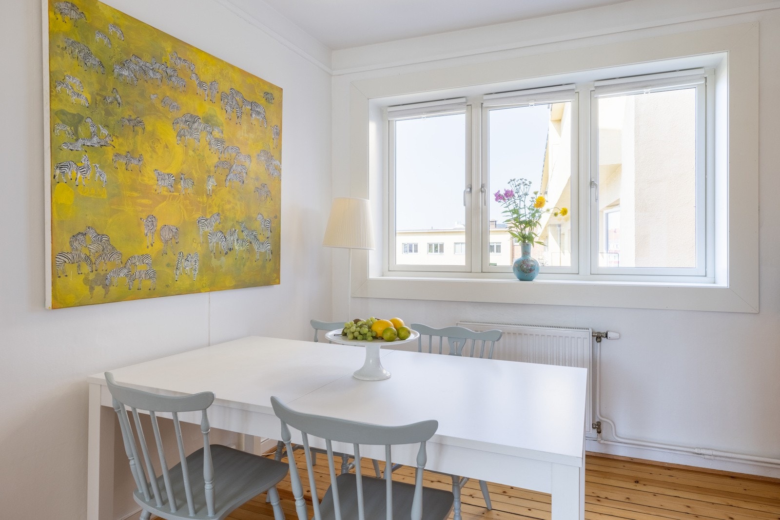 Godt med lysinnslipp igjennom store vindusflater med brede vinduskarmer. Galleribilde