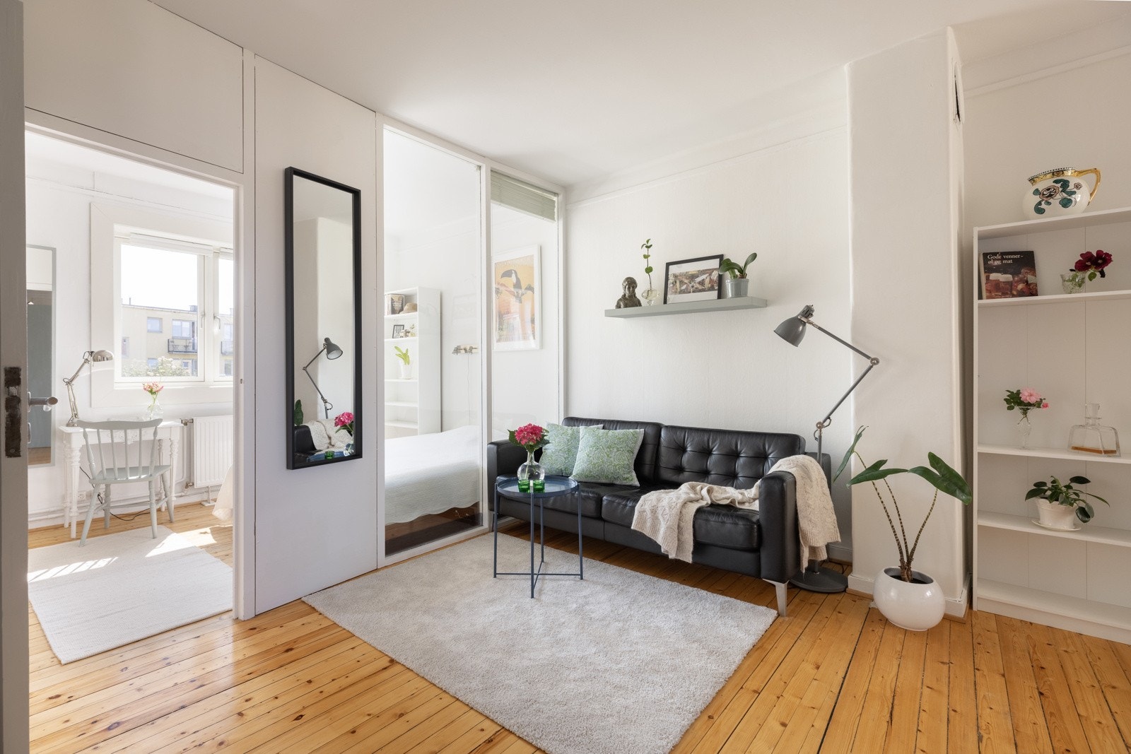 God plass til sofa og mediemøblement i stuen. Galleribilde