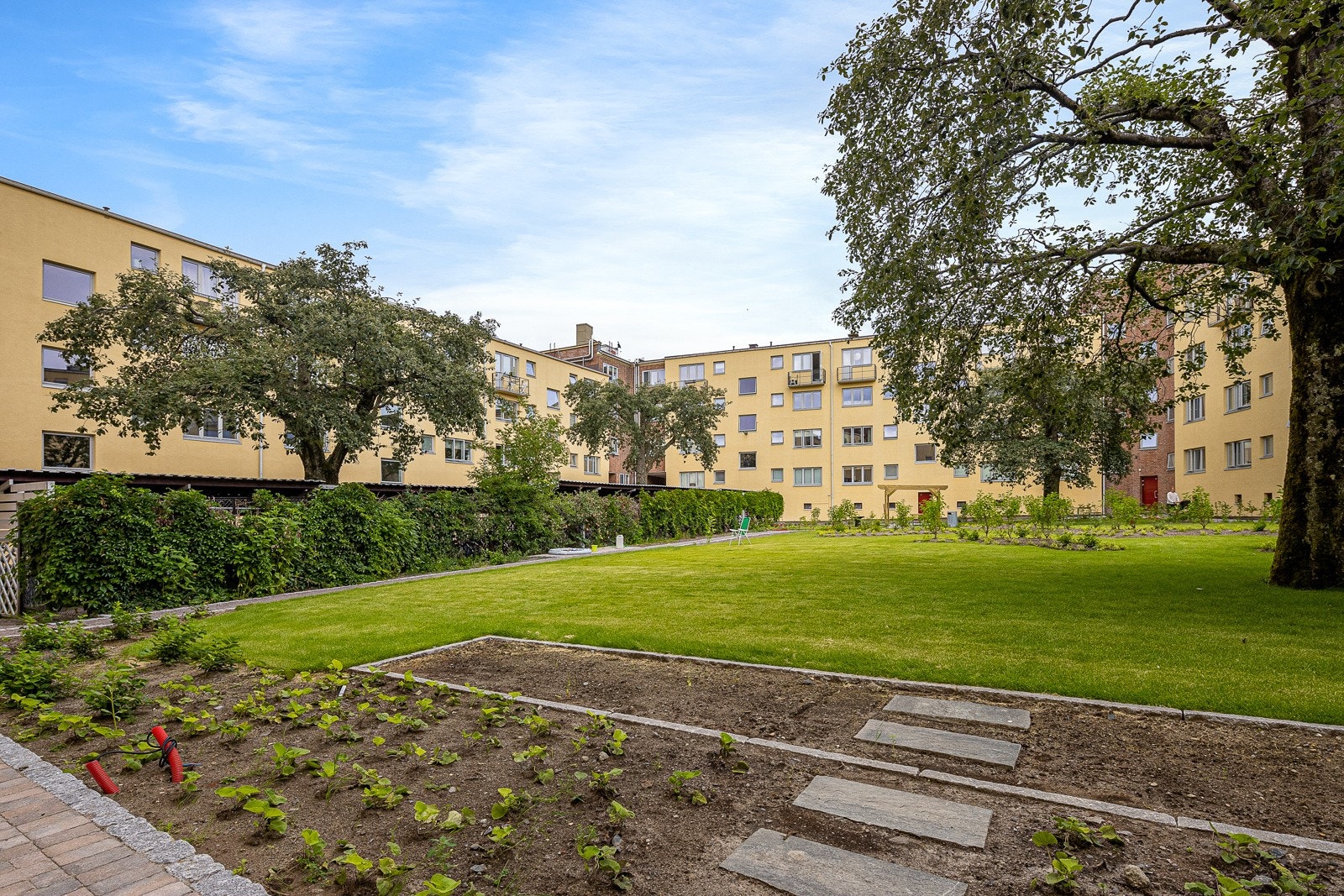 Parkmessig opparbeidet uteområde - 3 fine hager som kan benyttes av alle i gården. Galleribilde