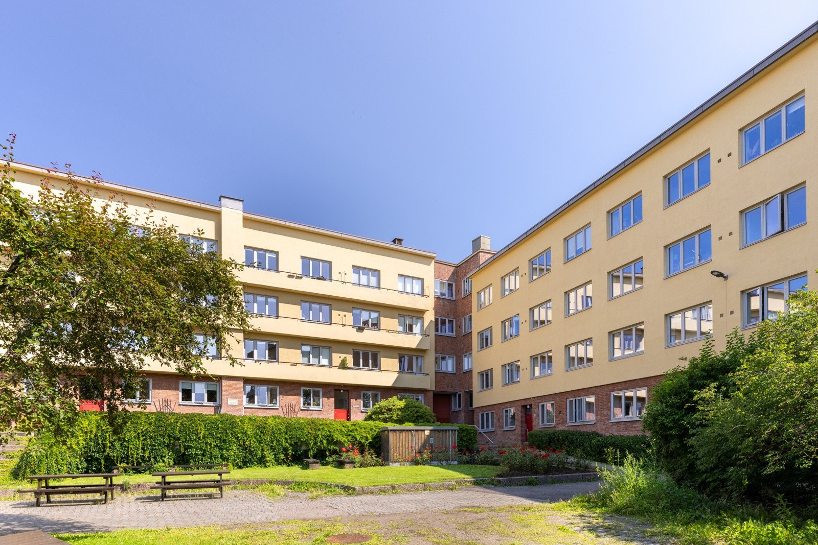 Boligen ligger midt i mellom to hageanlegg. Galleribilde