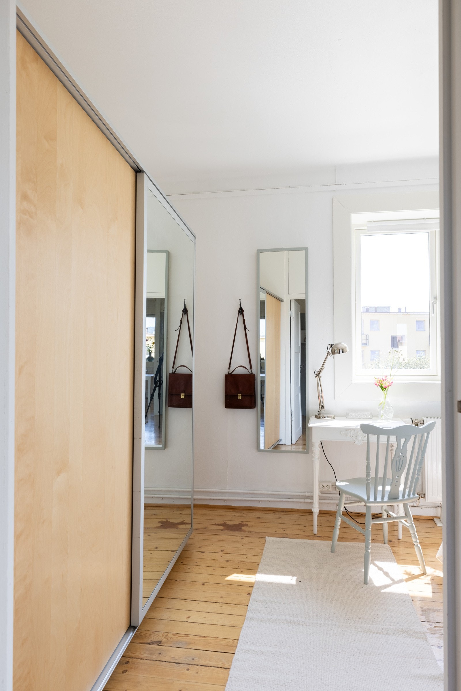 Det er inngang fra stue til soverommet. Galleribilde