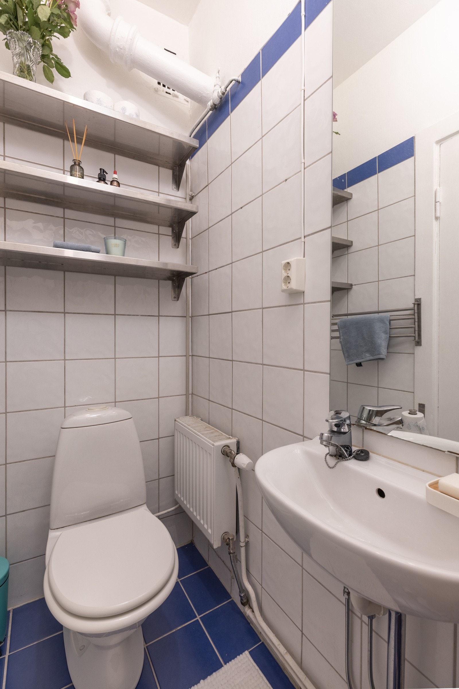 Badet har dusj, servant og WC på gulv. Galleribilde