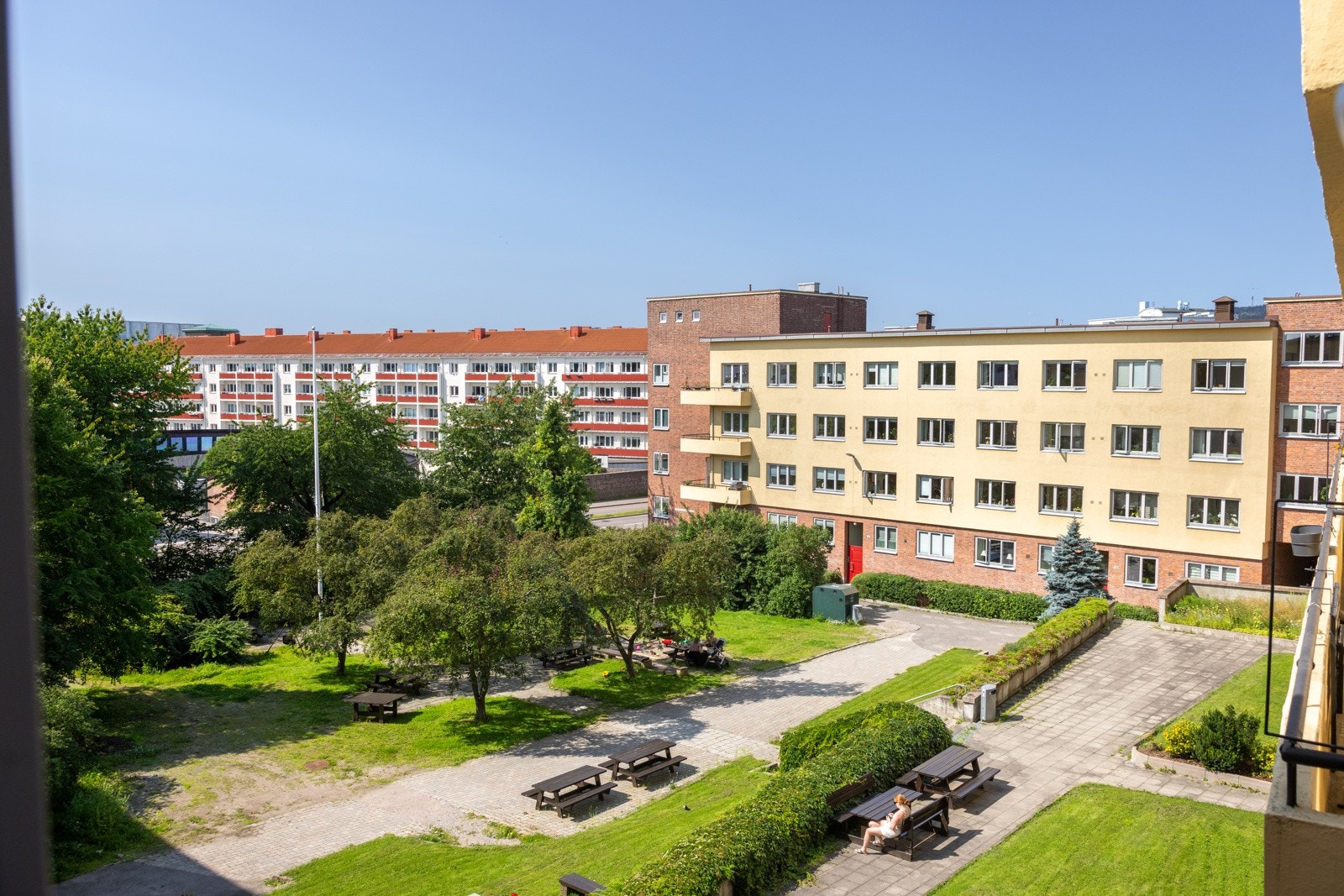 Fin utsikt over felles hageanlegg fra kjøkken. Galleribilde