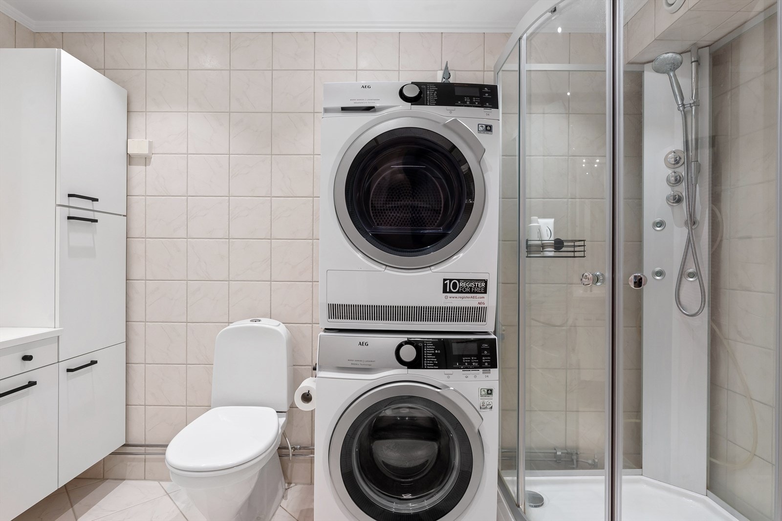 Badet er utstyrt med toalett, dusj og opplegg for vaskemaskin og tørketrommel. Galleribilde
