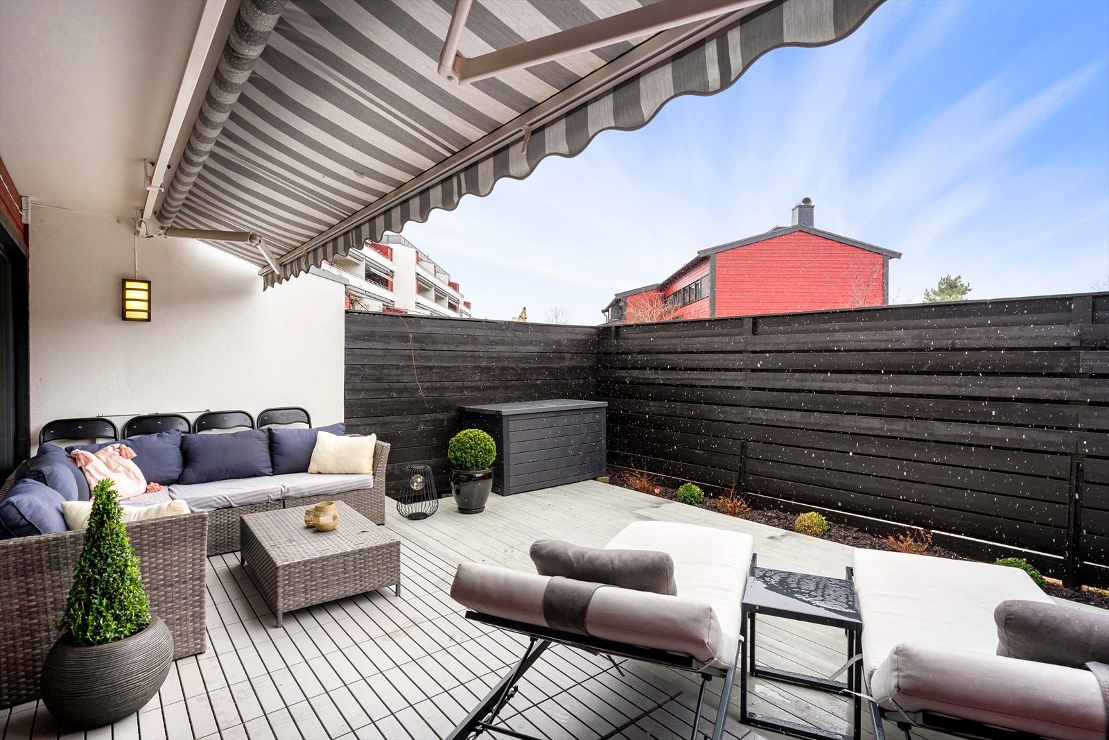 Solrik, sydvestvendt terrasse på ca. 28 kvm med markise. Bod på ca. 2,5 kvm i forbindelse med uteplass. Galleribilde