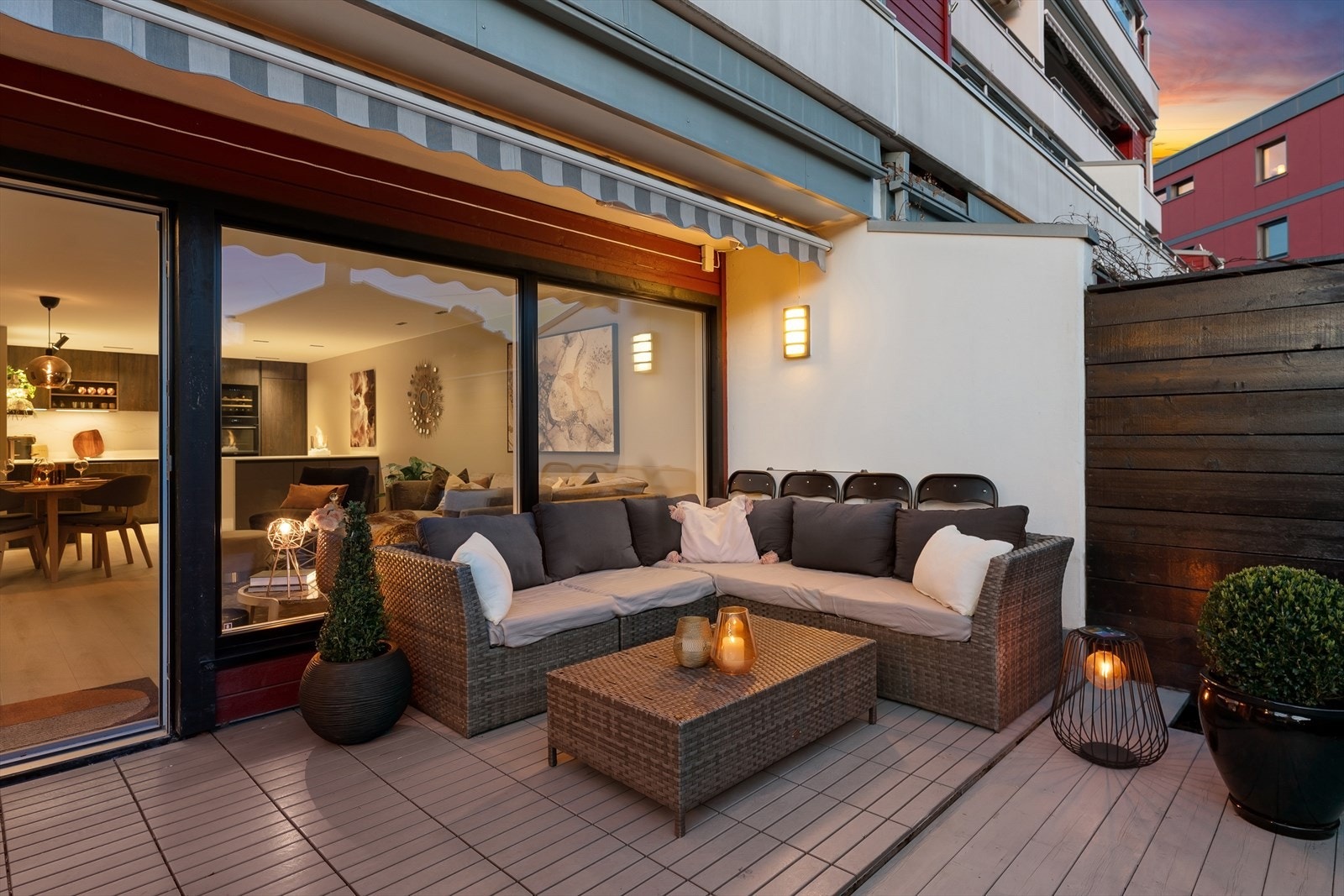 Kompositt fliser på den innerste delen av terrassegulvet og malte terrassebord på øvrig del. Galleribilde