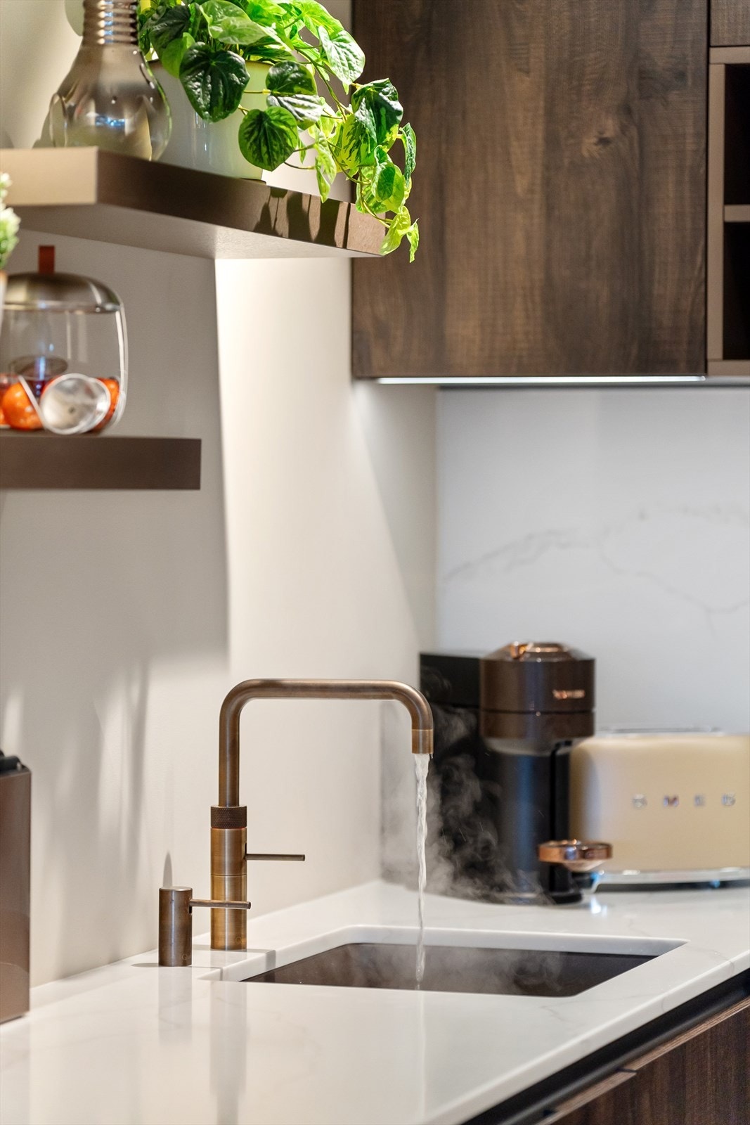 Det er montert Quooker, vannkran for kokende vann samt kullsyreholdig vann. Galleribilde