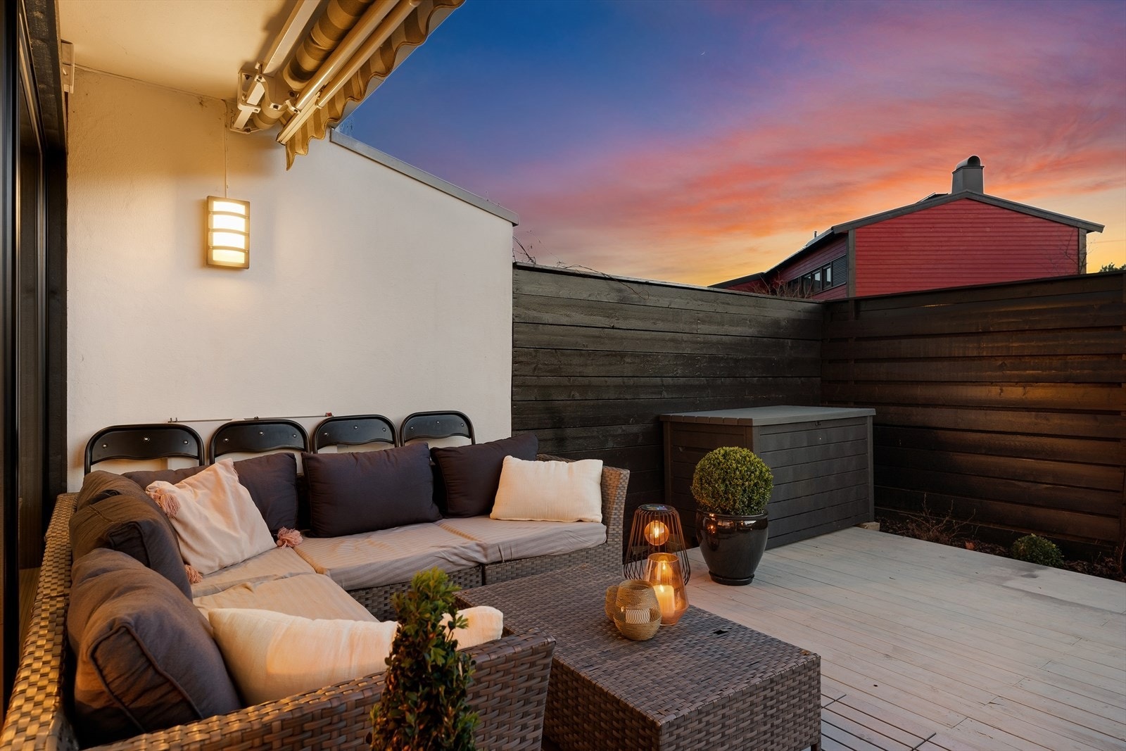 Fra stuen er det utgang til en flott sydvestvendt terrasse på hele 28 kvm! Terrassegjerde ble beiset sommer 2023. Galleribilde