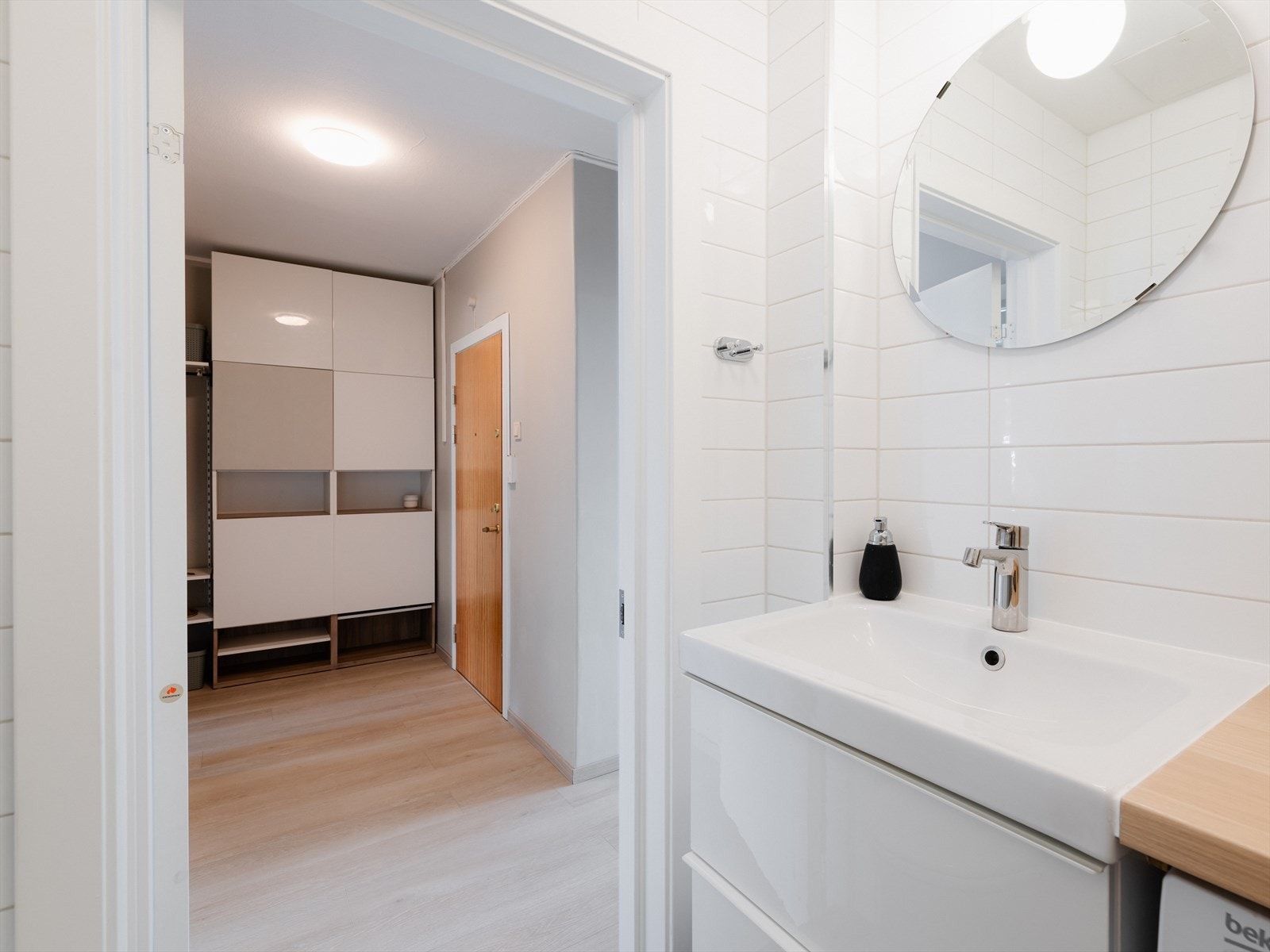 Badet har gulvvarme og er tilkoblet mekanisk avtrekk Galleribilde