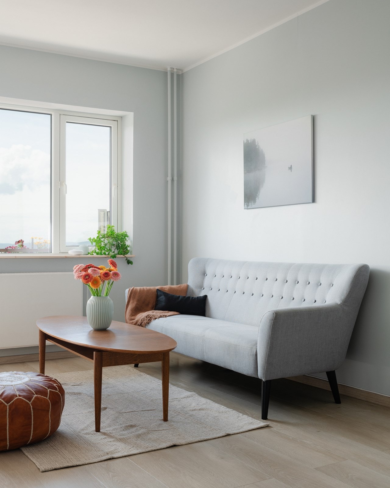 Lys stue med god plass til sofa, tv-møblement og spisebord Galleribilde