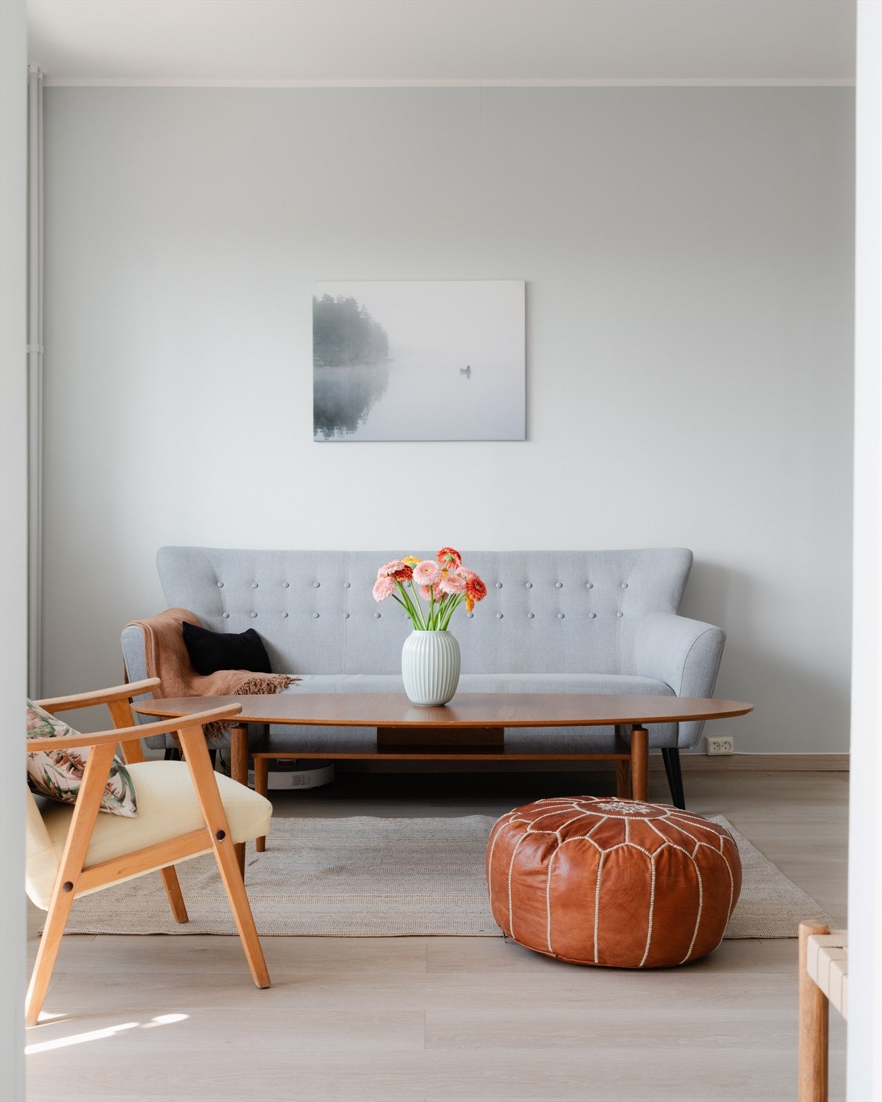 Stuen er malt i delikate farger og har lyst gulv av type klikk vinyl fra Pergo. Dette gulvet er vanntett og enkelt å rengjøre. Dette har også lang levetid og gulner ikke over tid, men holder sin fine farge. Galleribilde