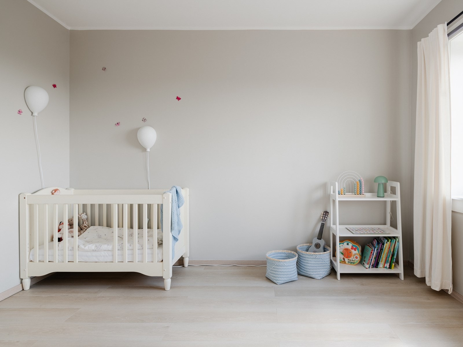 Rommet er i dag innredet med barneseng, garderobeskap og skrivebord Galleribilde