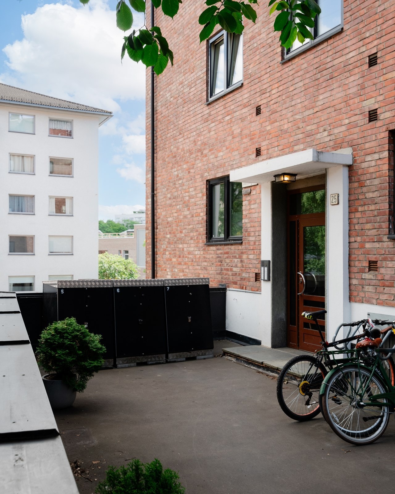 Boligen har en meget sentralt med kort gangavstand til kollektivtransport, butikker, spisesteder og treningssentre Galleribilde