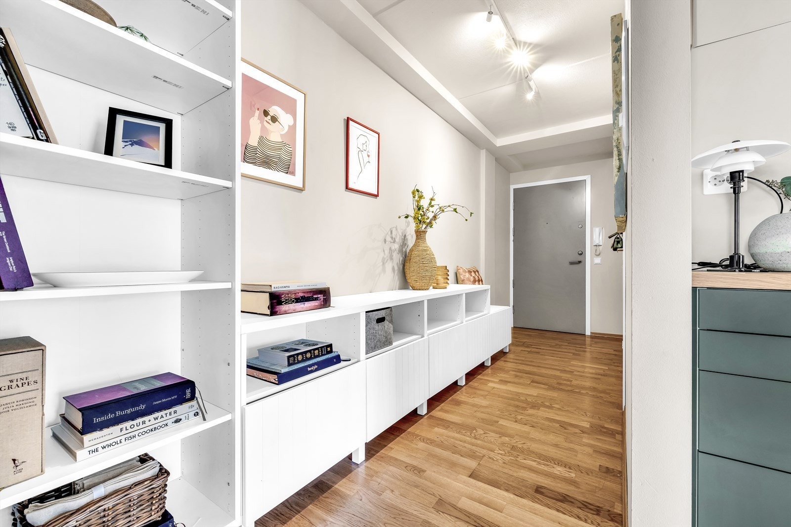 Videre inn i gangen tar vi oss inn i boligens første soverom Galleribilde