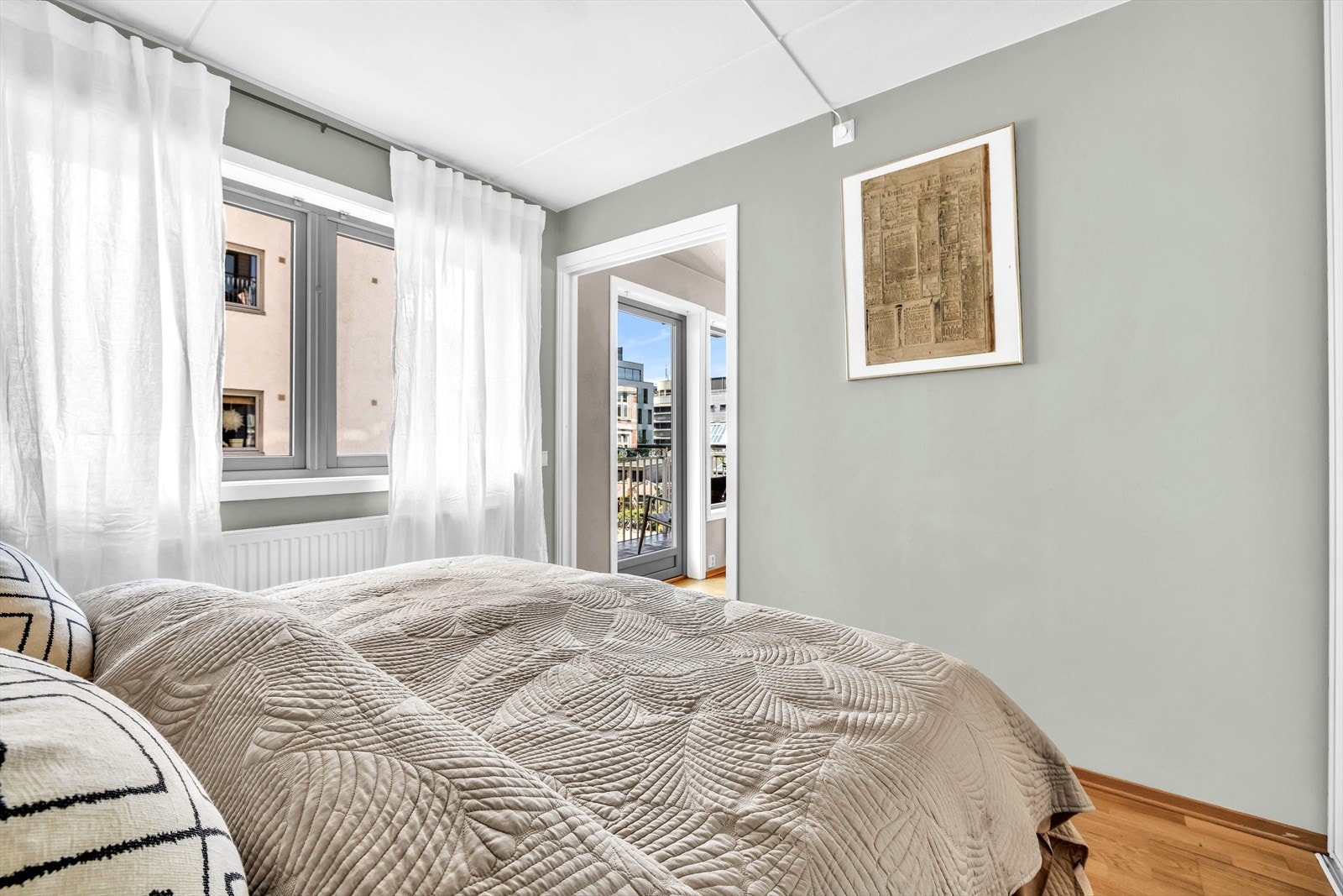 Fra hovedsoverommet har du kort vei til balkongen der du for eksempel kan nyte morgenkaffen Galleribilde