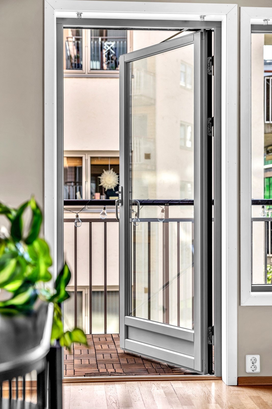 Fra stue og kjøkken er det utgang til balkong på 6 m² Galleribilde