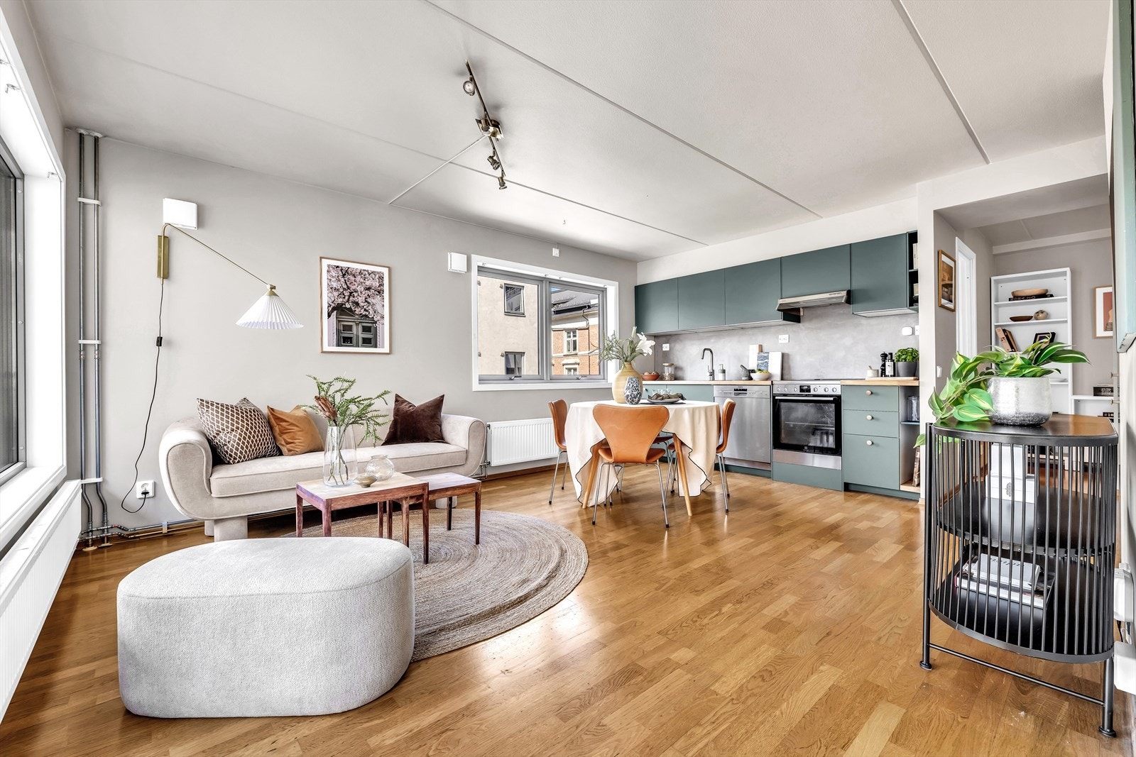 Leiligheten er vendt mot sørvest og kjøkken/stue får rikelig med lysinnslipp Galleribilde