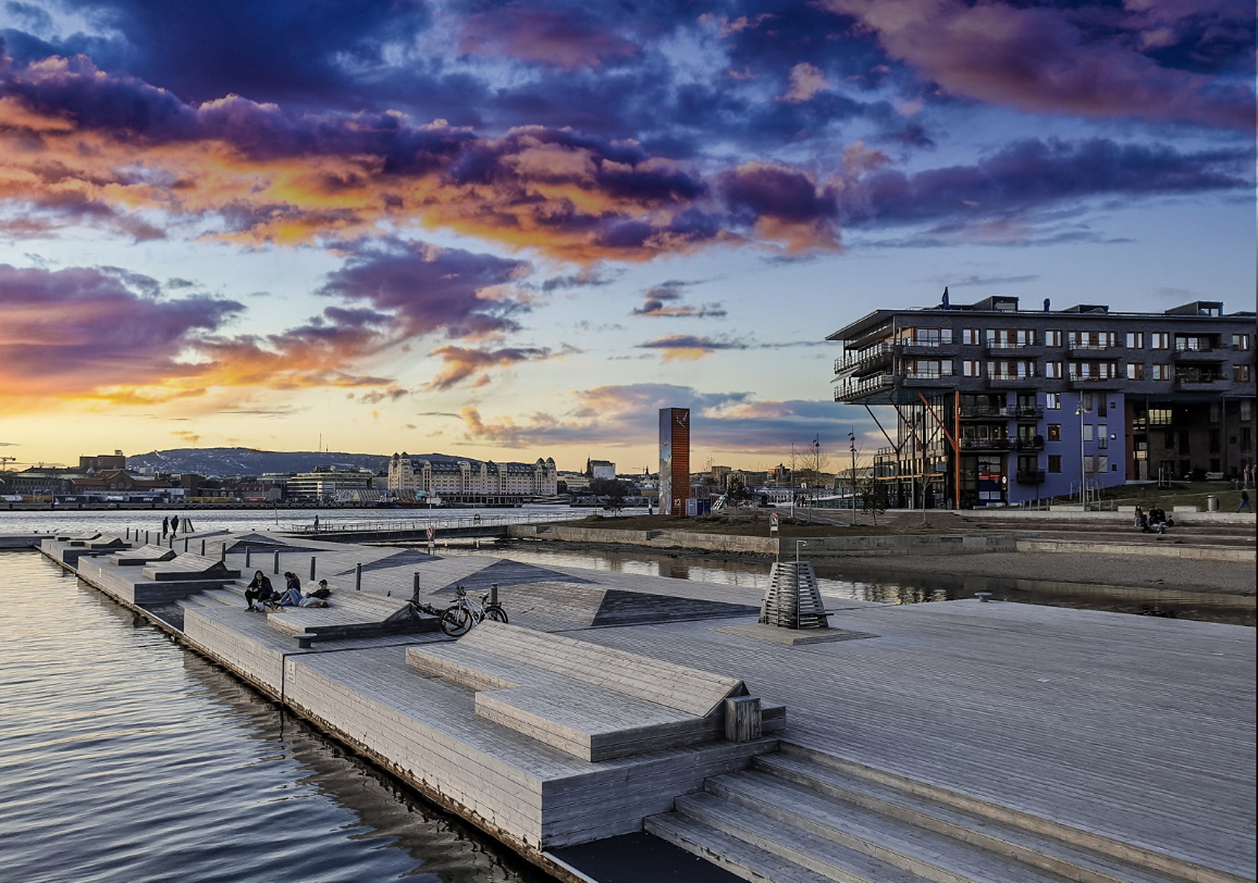 Sørenga er en populær badeplass om sommeren, kun noen minutters sykkeltur eller en ti minutters spasertur unna Galleribilde