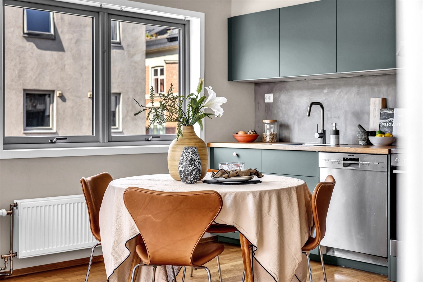 Store vinduer som gir en hyggelig atmosfære Galleribilde