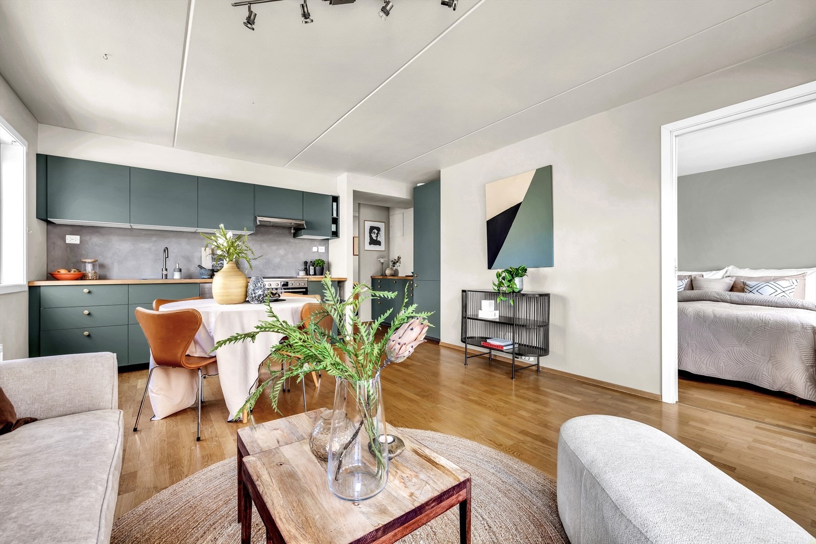 I boligen er det god plass til spisebord og sofa. Fint for deg som er glad i å invitere både venner og familie Galleribilde