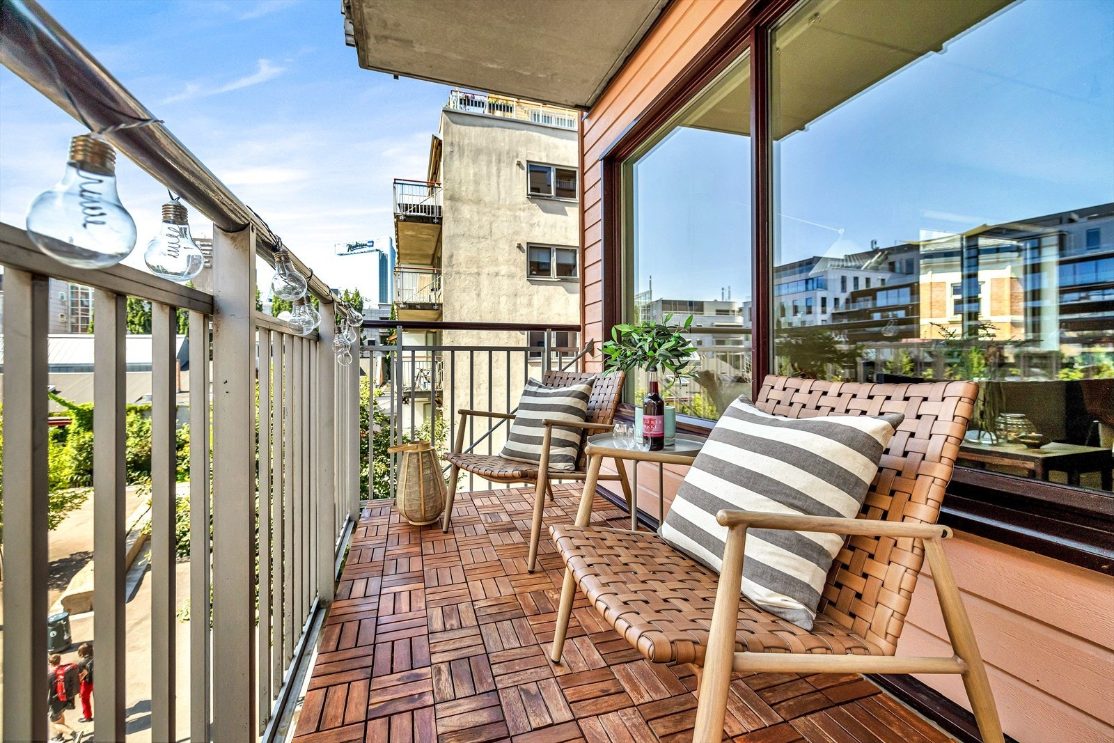 Her er det plass til balkongmøbler, frodige blomster og lyslykter Galleribilde