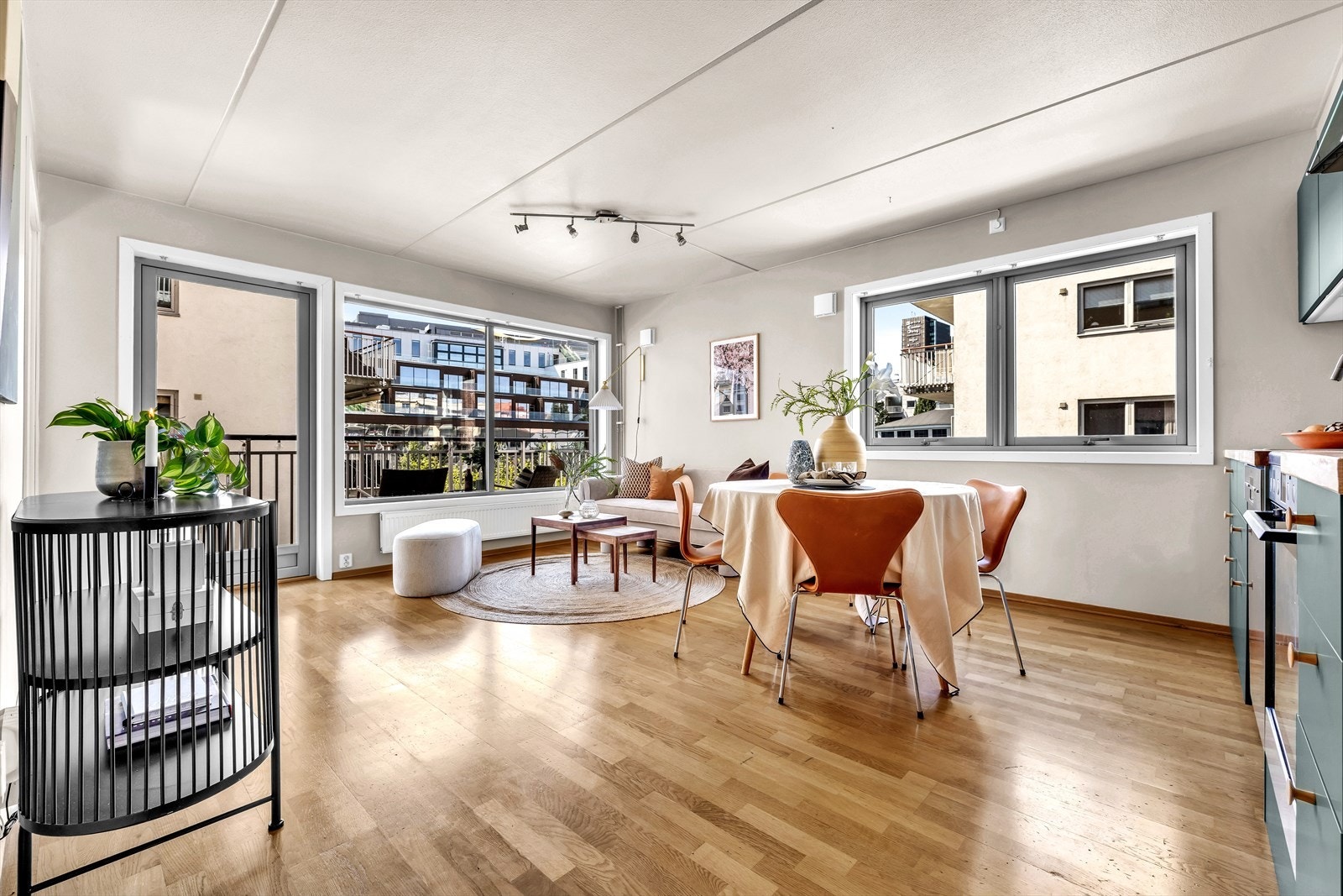 Stor og luftig stue med lysinnslipp fra både sør og vest Galleribilde