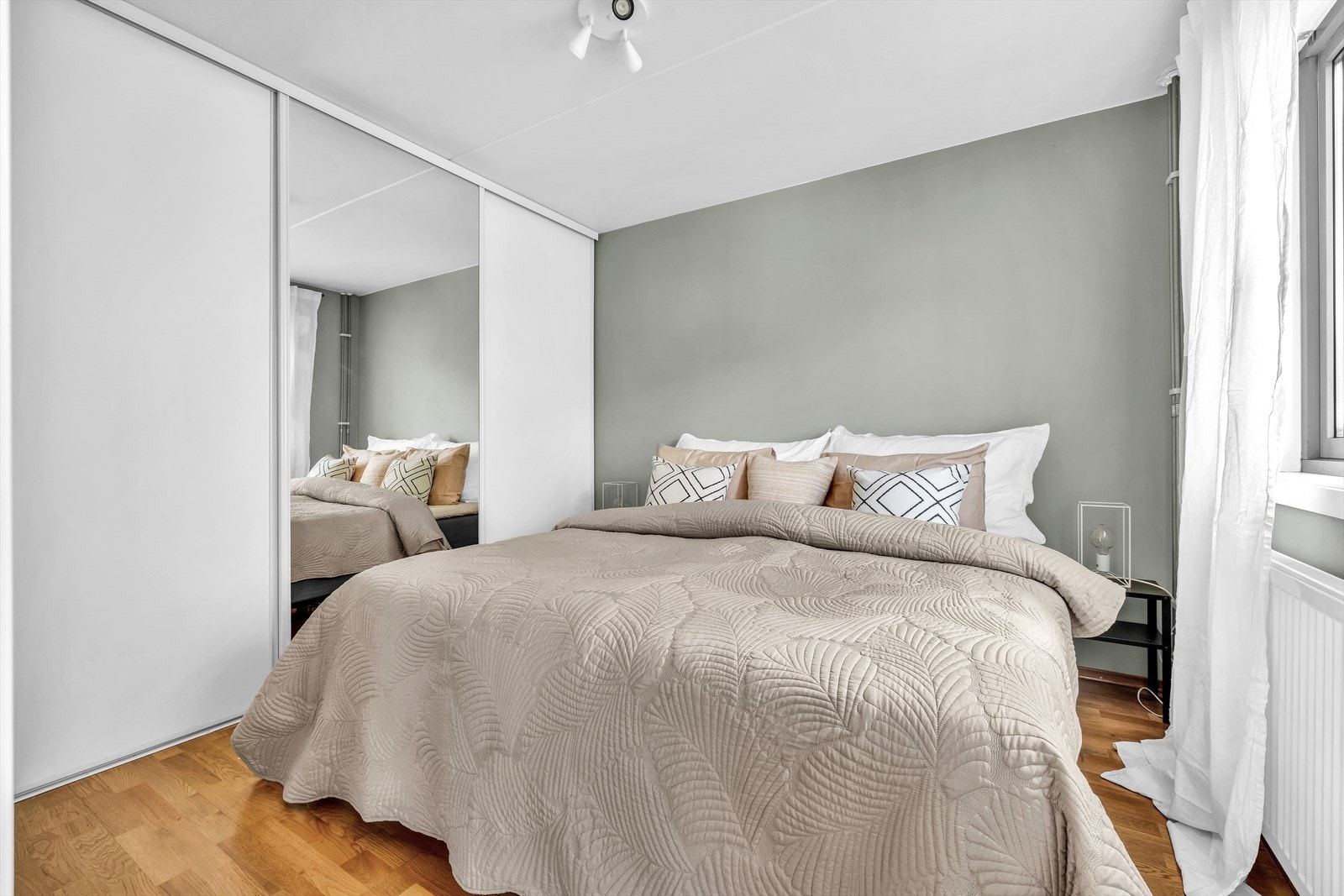 Boligens hovedsoverom er av god størrelse og har plass til dobbeltseng, skyvedørsgarderobe (medfølger) og nattbord Galleribilde