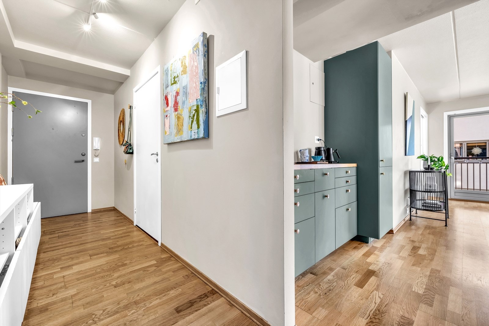 Fra entèen er det inngang til bad og ett av to soverom Galleribilde