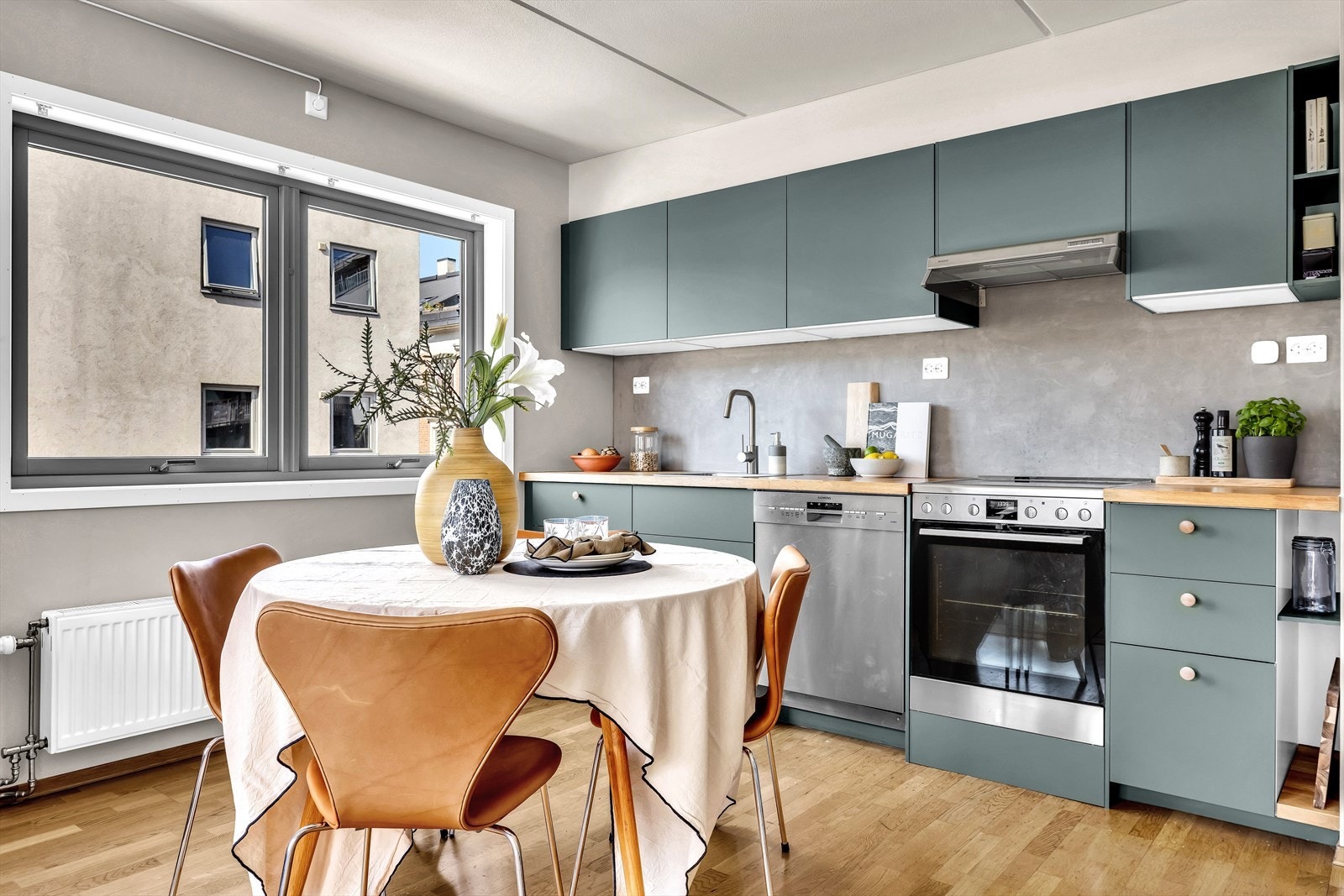 Hvitevarer som oppvaskmaskin og ovn medfølger Galleribilde