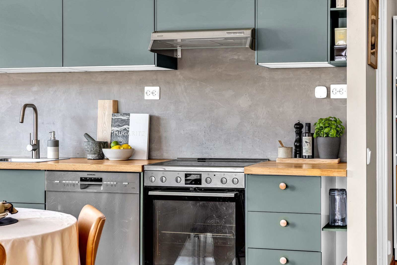 Kjøkkenet har godt med skap- og benkeplass Galleribilde