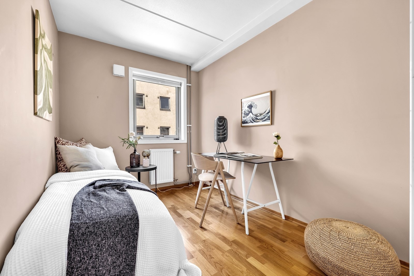 Her er det plass til stor enkeltseng, pult og garderobeskap. Soverommet er godt egnet som barnerom, gjesterom eller kontor Galleribilde