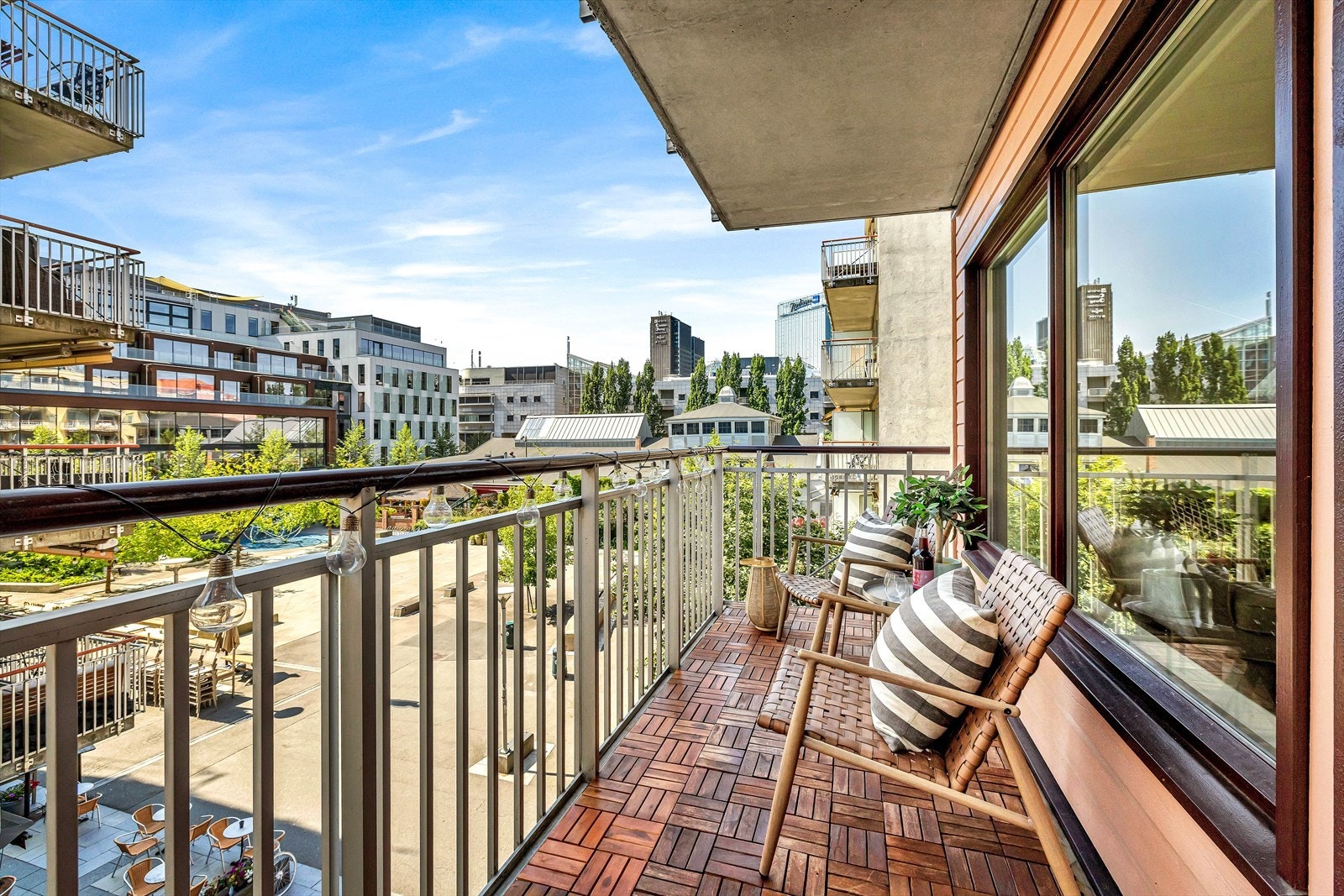 Boligen har utsikt utover frodige omgivelser og er skjermet fra bystøy Galleribilde