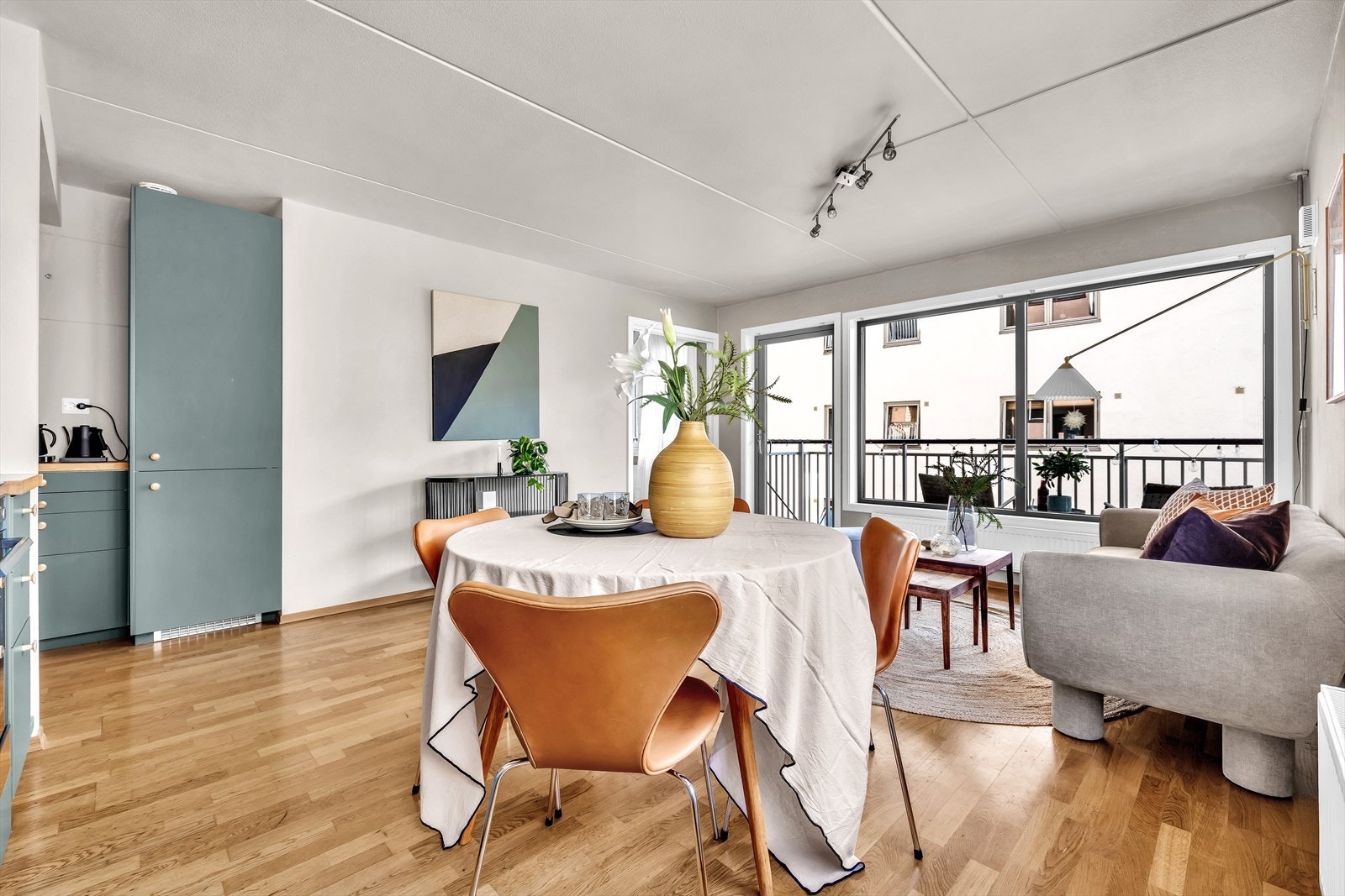 Stue og kjøkken i ett med store vindusflater Galleribilde