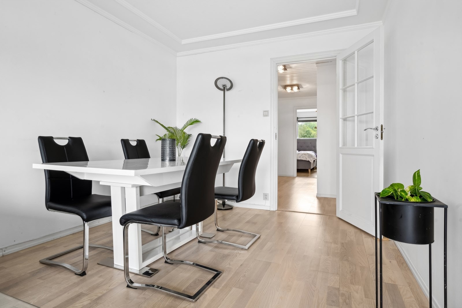 God plass til spisebord med tilhørende stoler. Galleribilde